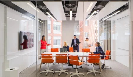 Referenssin Suunnittelijan ratkaisu moderniin toimistoon kuva